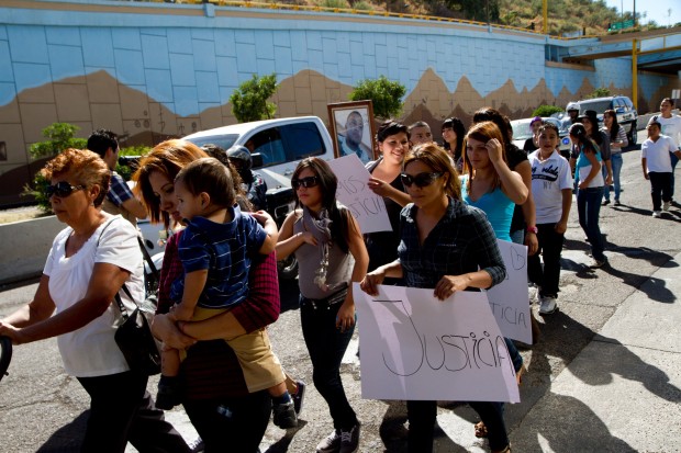 Family and friends protest shooting deaths in Nogales, Son.